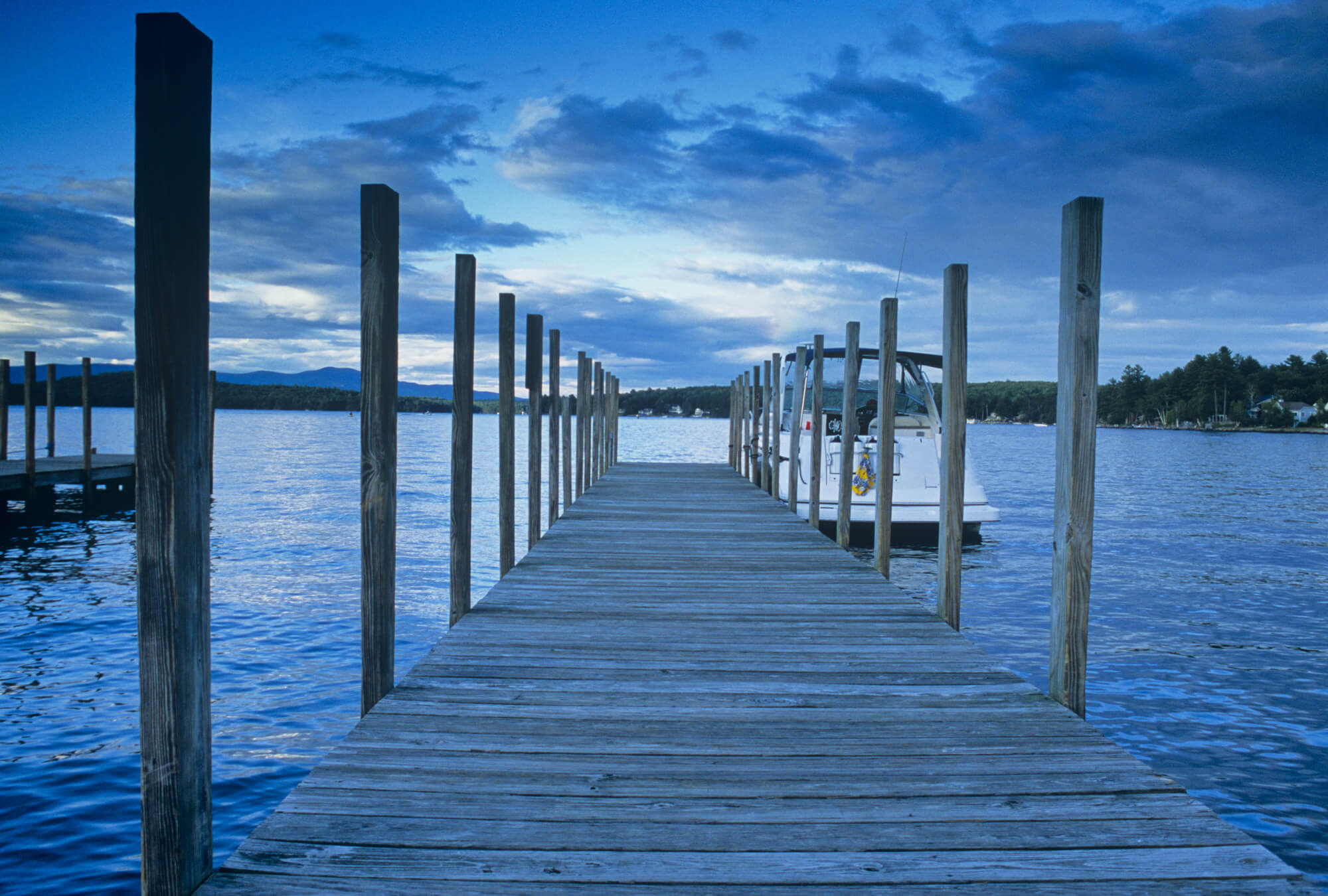 lake-winnipesauee-sunset-at-docks