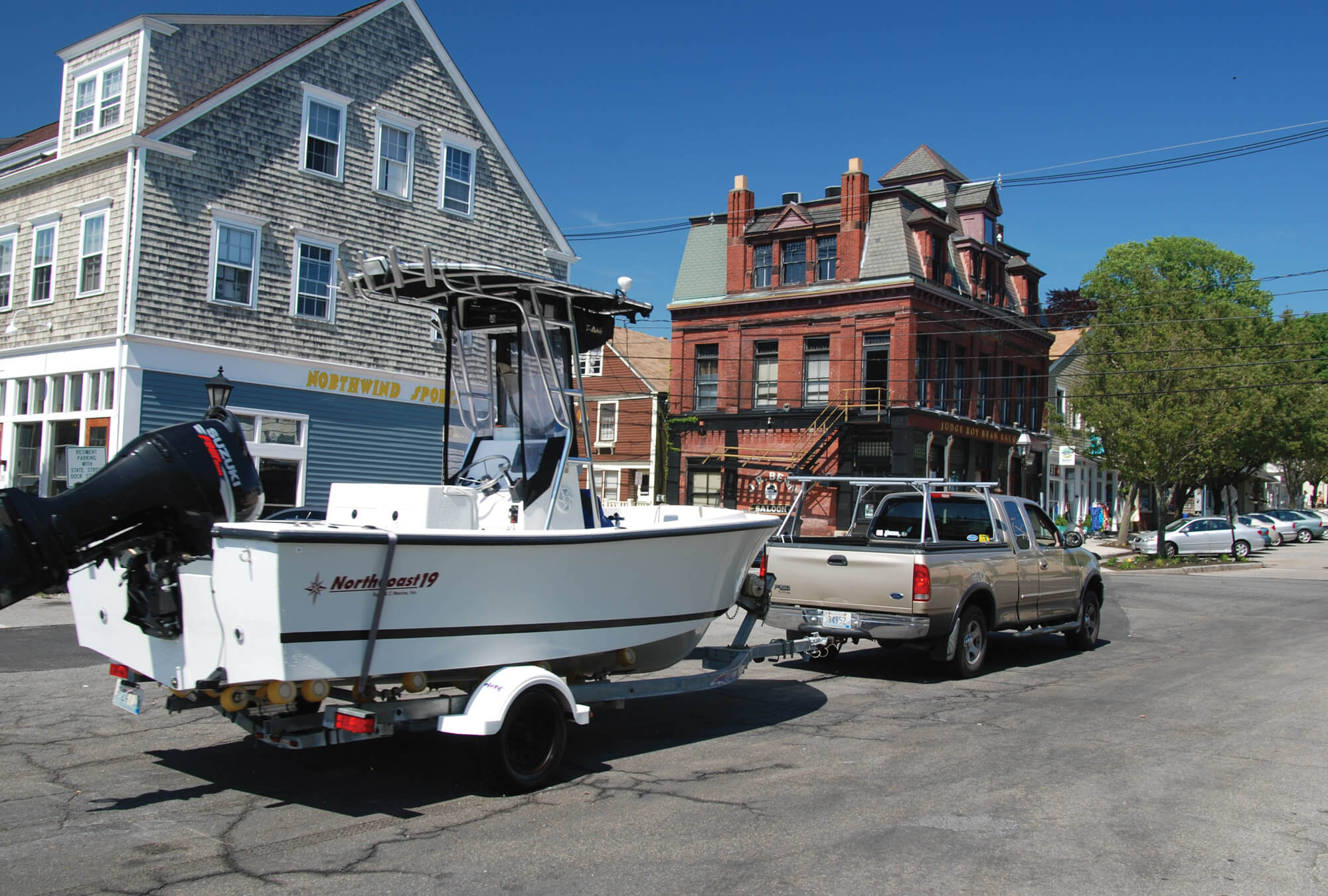 bristol-ri-boat-in-tow