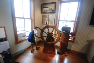 essex-ct-river-museum-ship-wheel