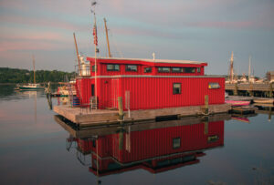 belfast-jd-houseboat-front-street-docks