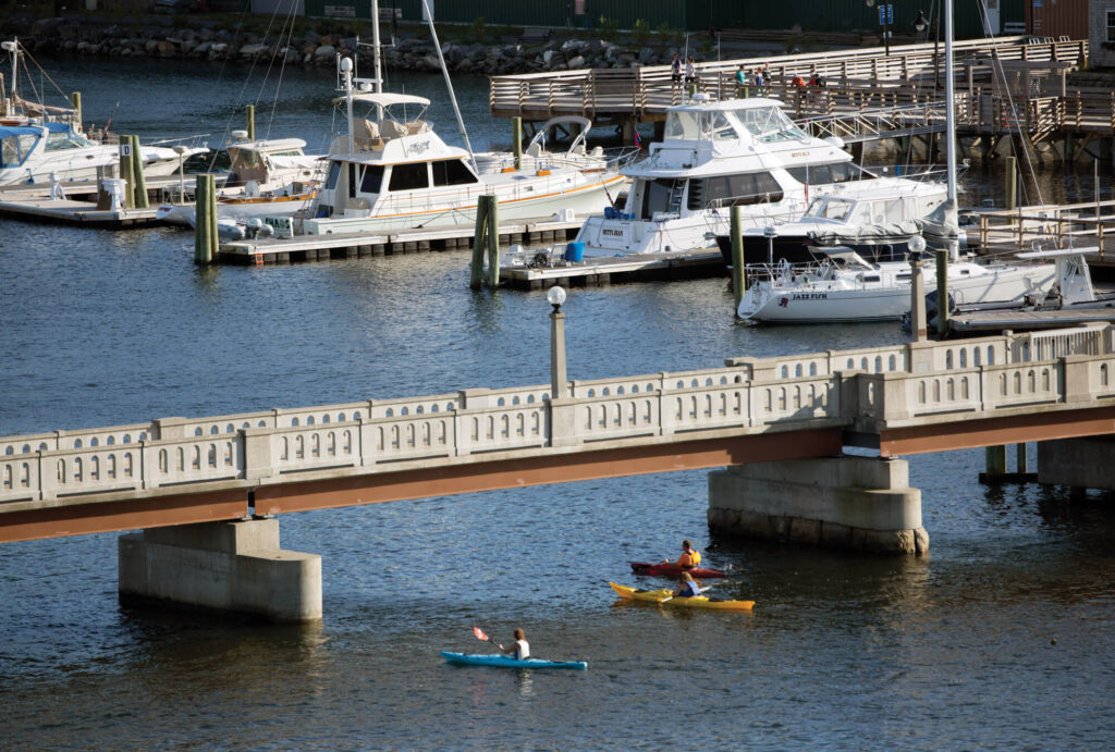 belfast-jd-paddlers-at-walking-bridge
