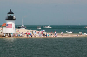 nantucket-tr-brant-point-light-crowd
