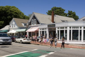 Busy Main Street has many different shops and restaurants. Photo/Tom Croke chatham-tc-main-street-shops