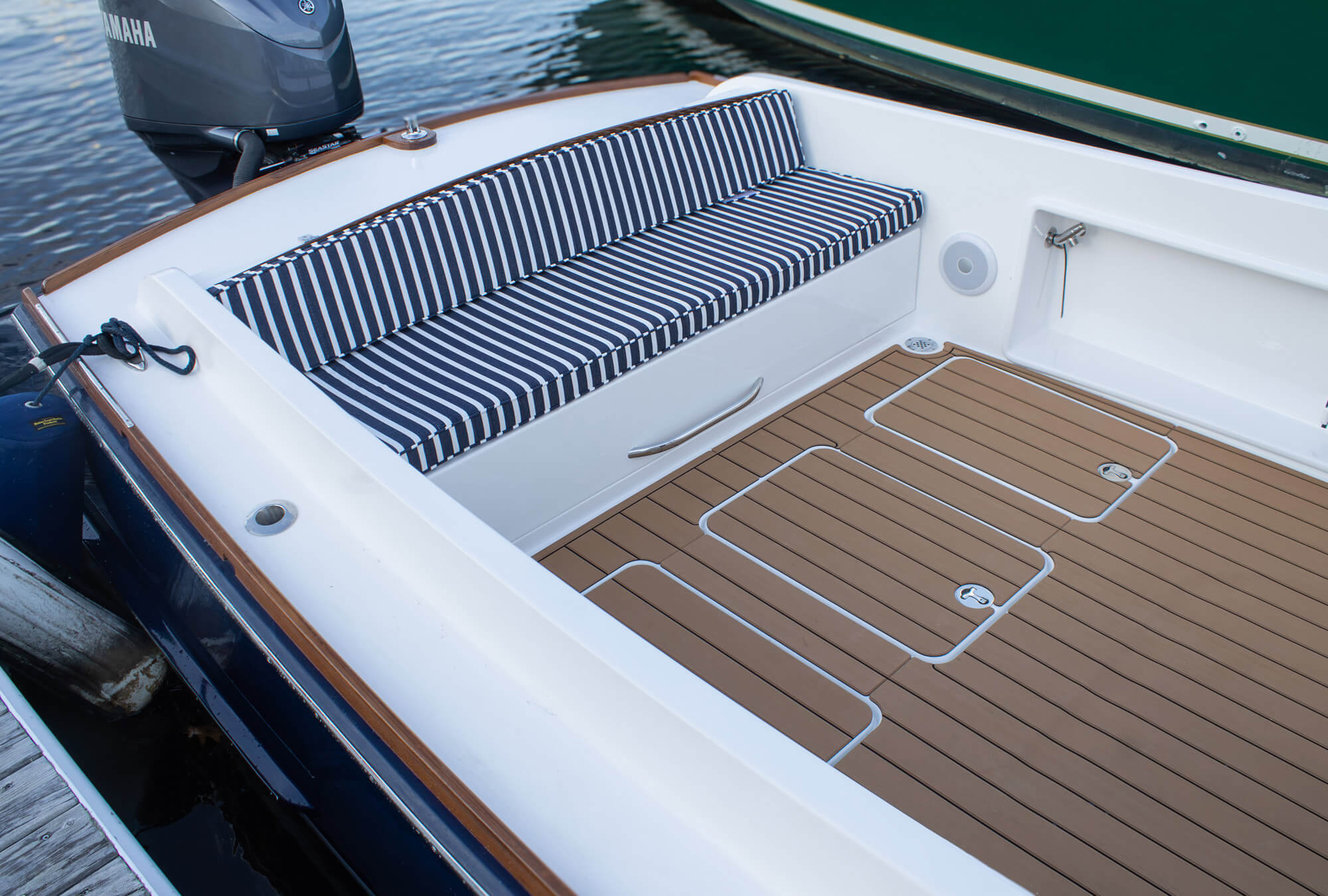 new-harbor-boats-28-stern-seating-storage
