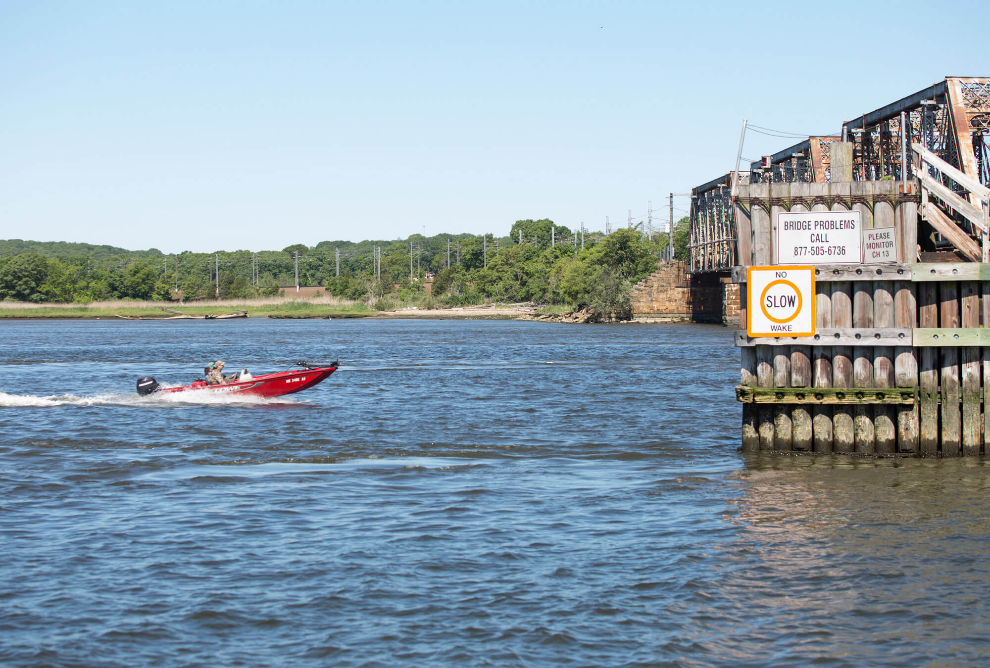 old-saybrook-cbd-powerboat-railway-bridge
