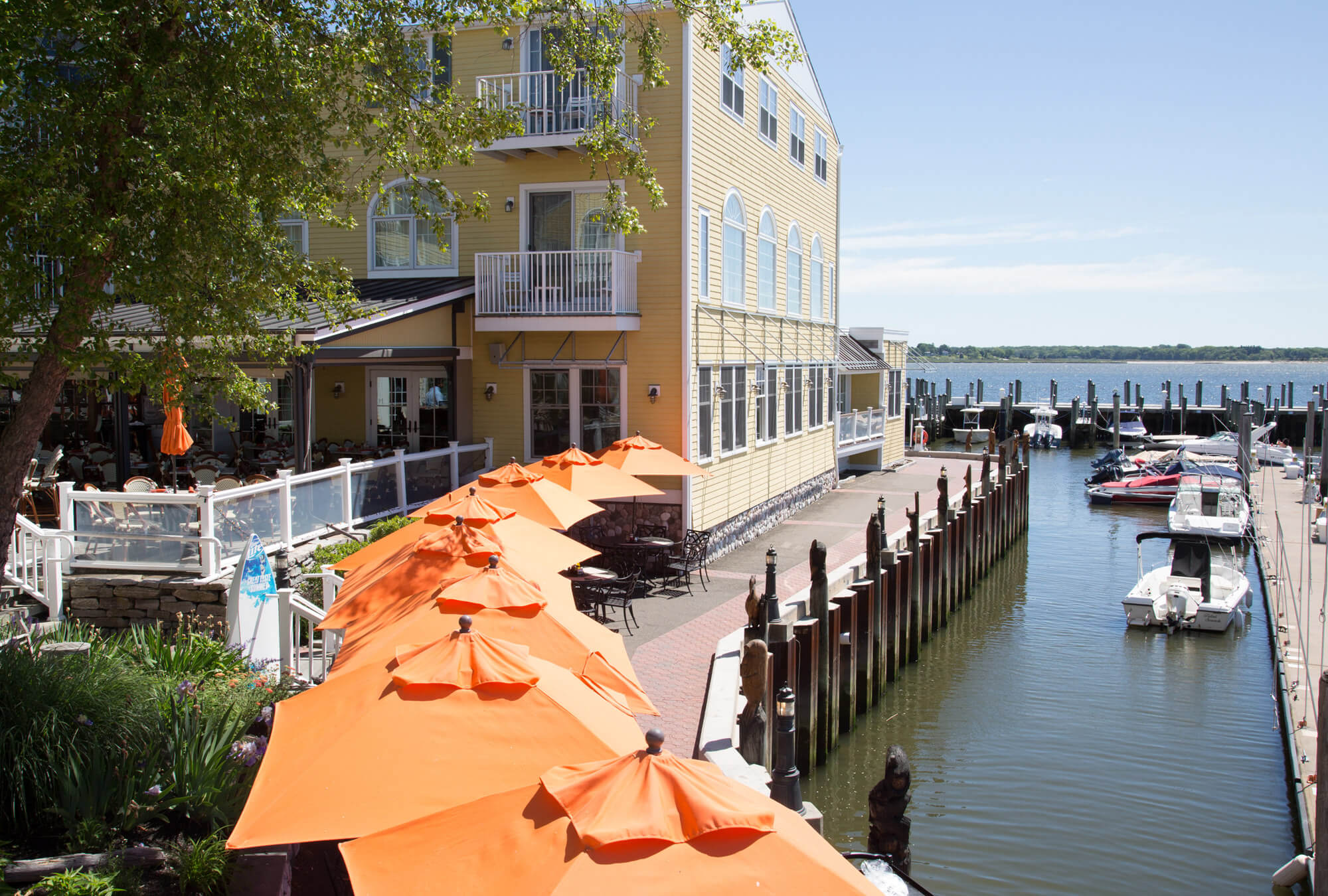 old-saybrook-cbd-saybrook-point-resort-marina-umbrellas