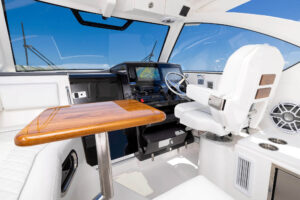 pursuit-os-325-offshore-helm-station