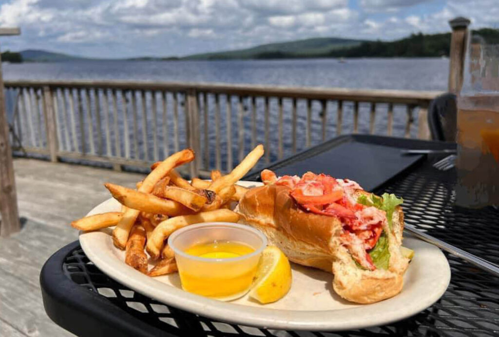 kellys-landing-moosehead-lake-me_lobster-roll