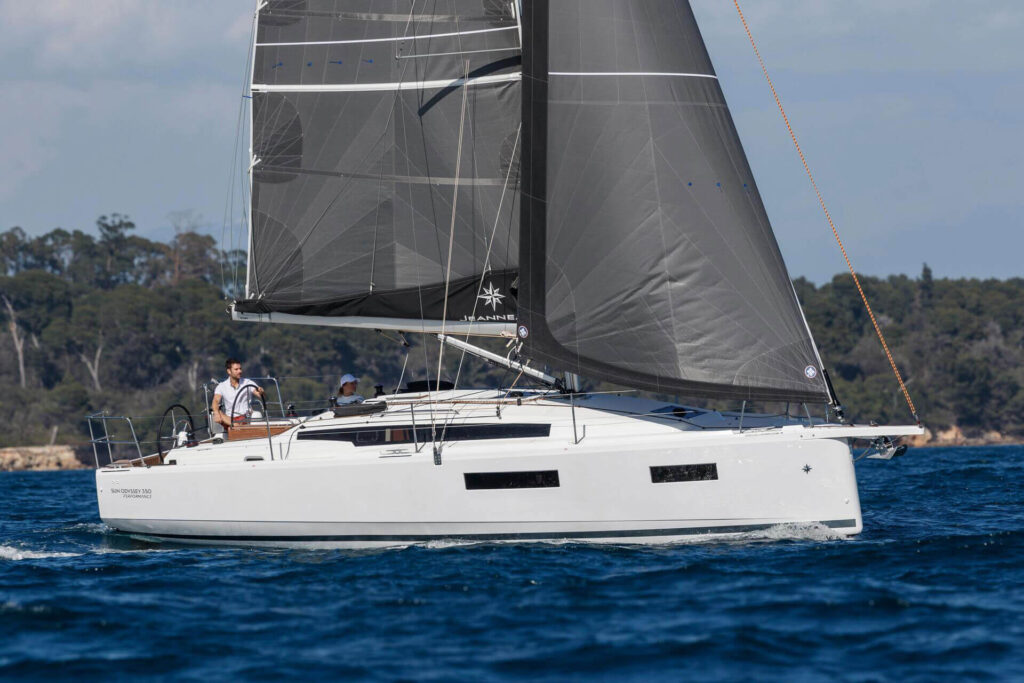 jeanneau-sun-odyssey-350-running