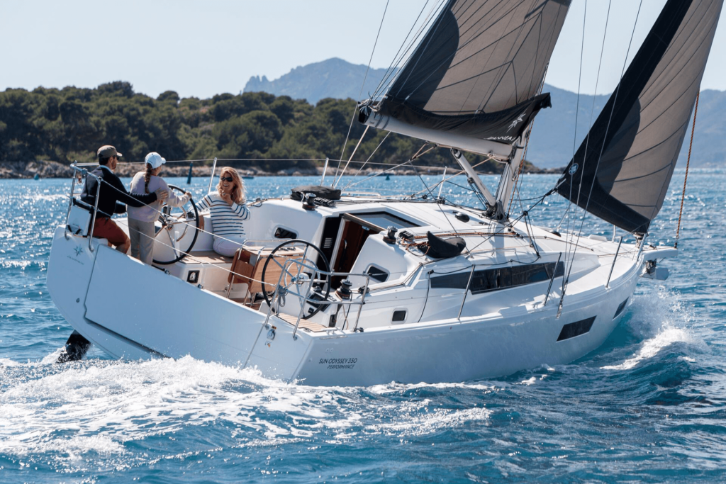 jeanneau-sun-odyssey-350-through-waves