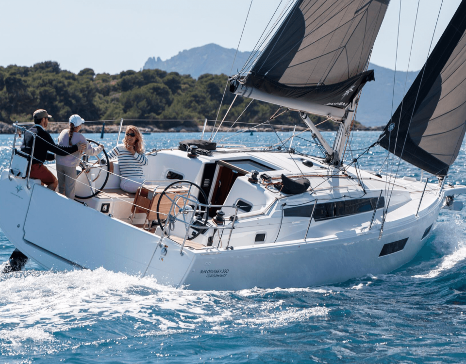 jeanneau-sun-odyssey-350-through-waves