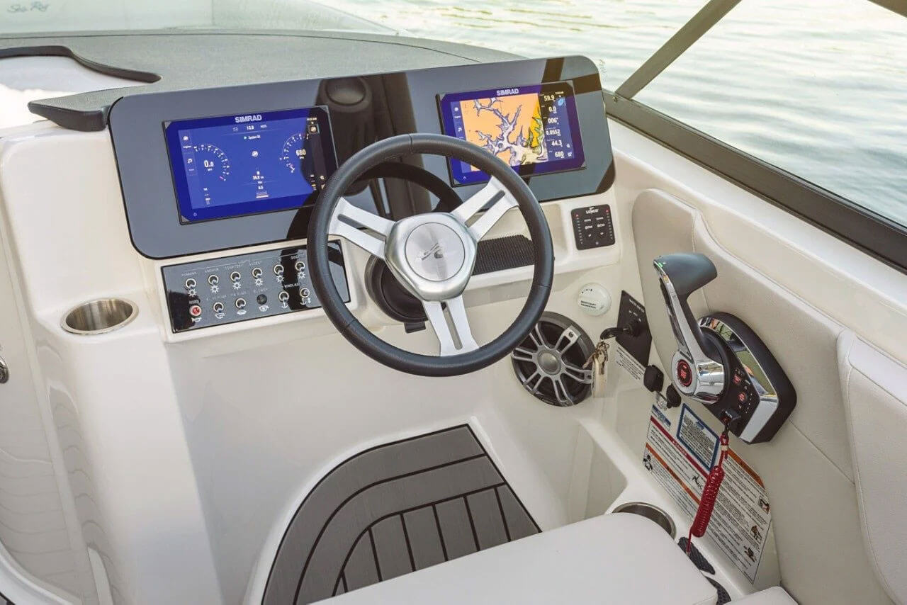 sea-ray-sdx-270-helm