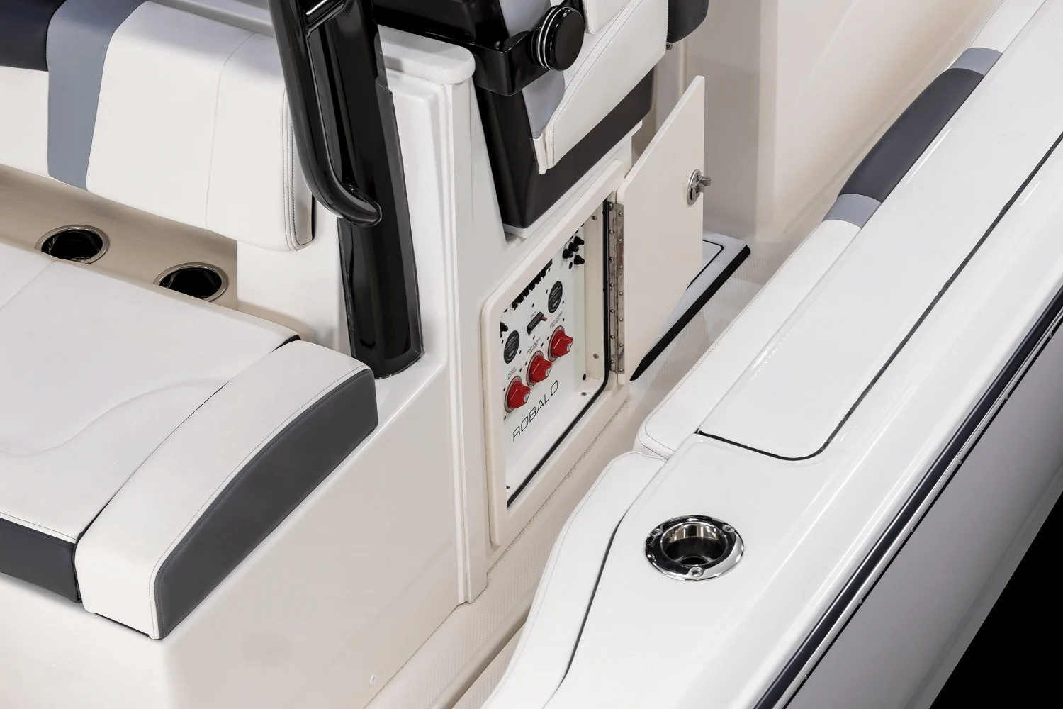 robalo-r300-center-console-battery-switches