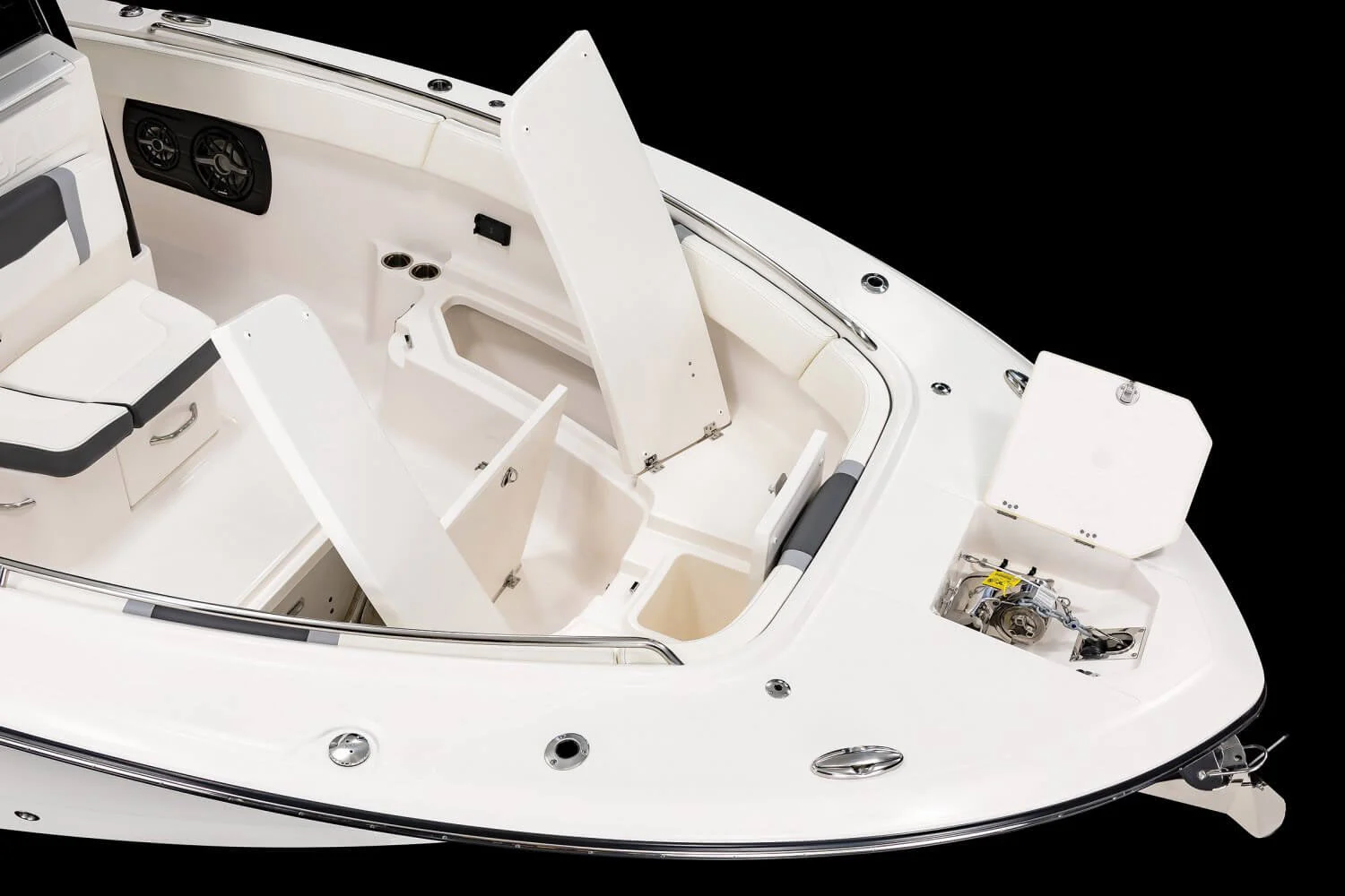 robalo-r300-center-console-bow-storage