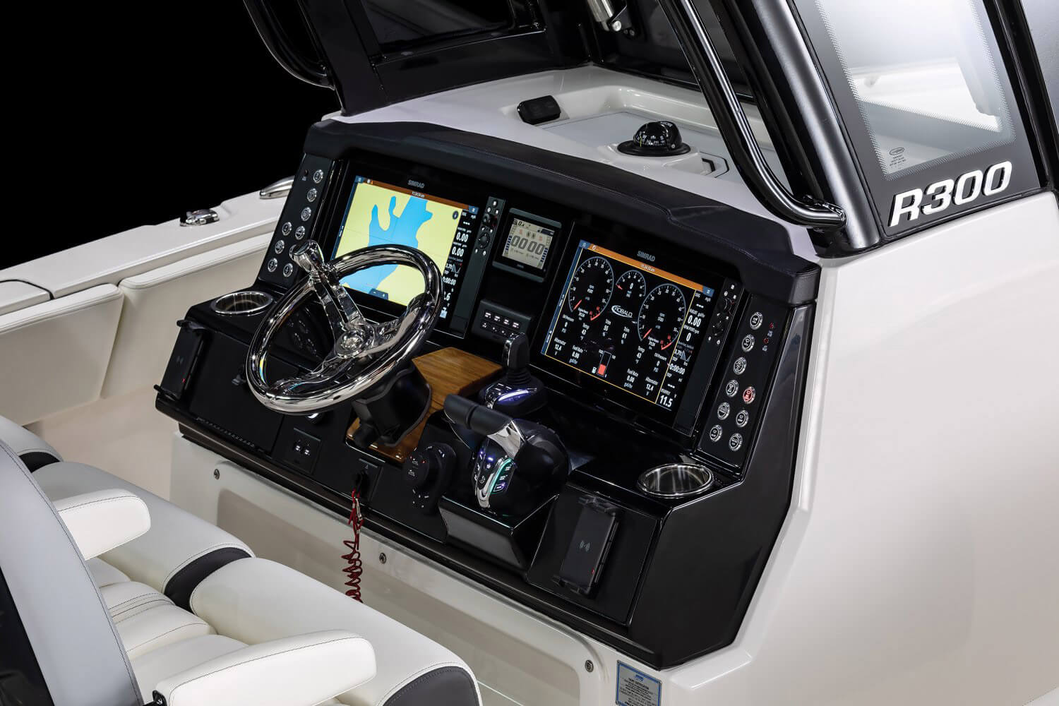 robalo-r300-center-console-helm-dash