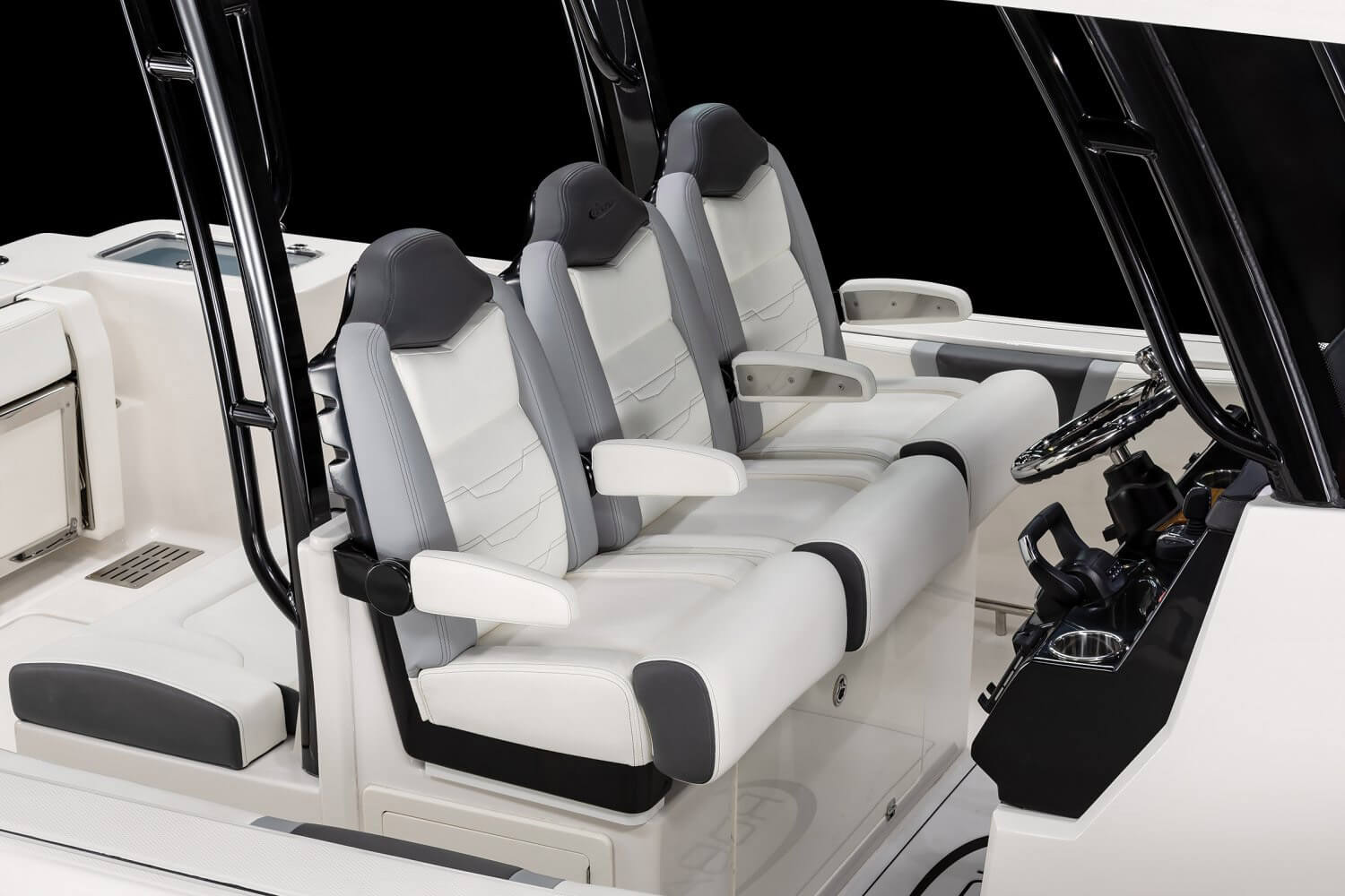 robalo-r300-center-console-leaning-post-seating