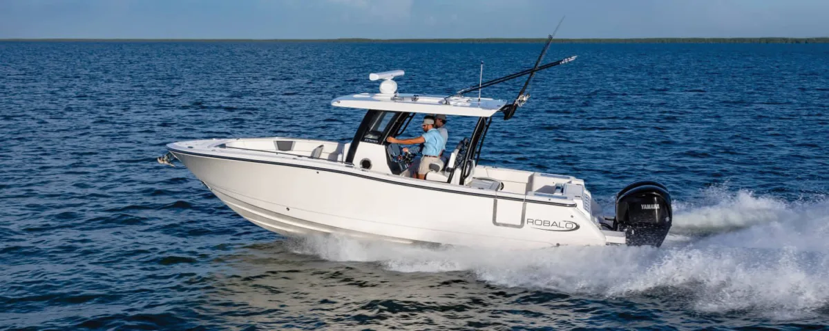 robalo-r300-center-console-running-2