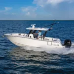 robalo-r300-center-console-running-2