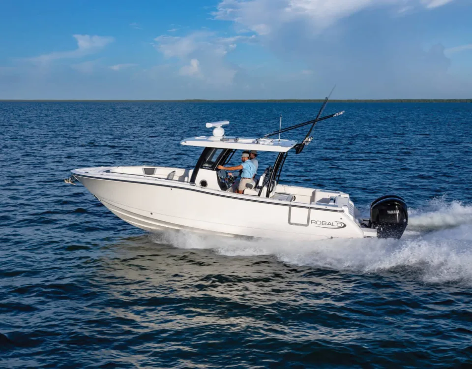 robalo-r300-center-console-running-2