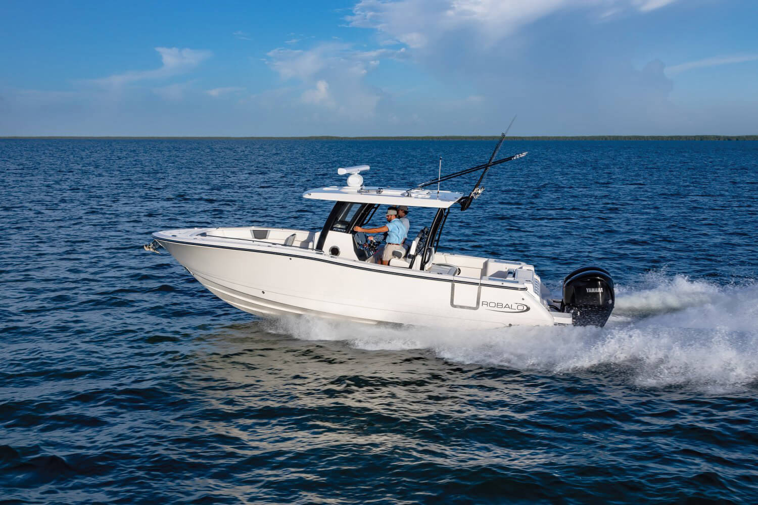 robalo-r300-center-console-running-2