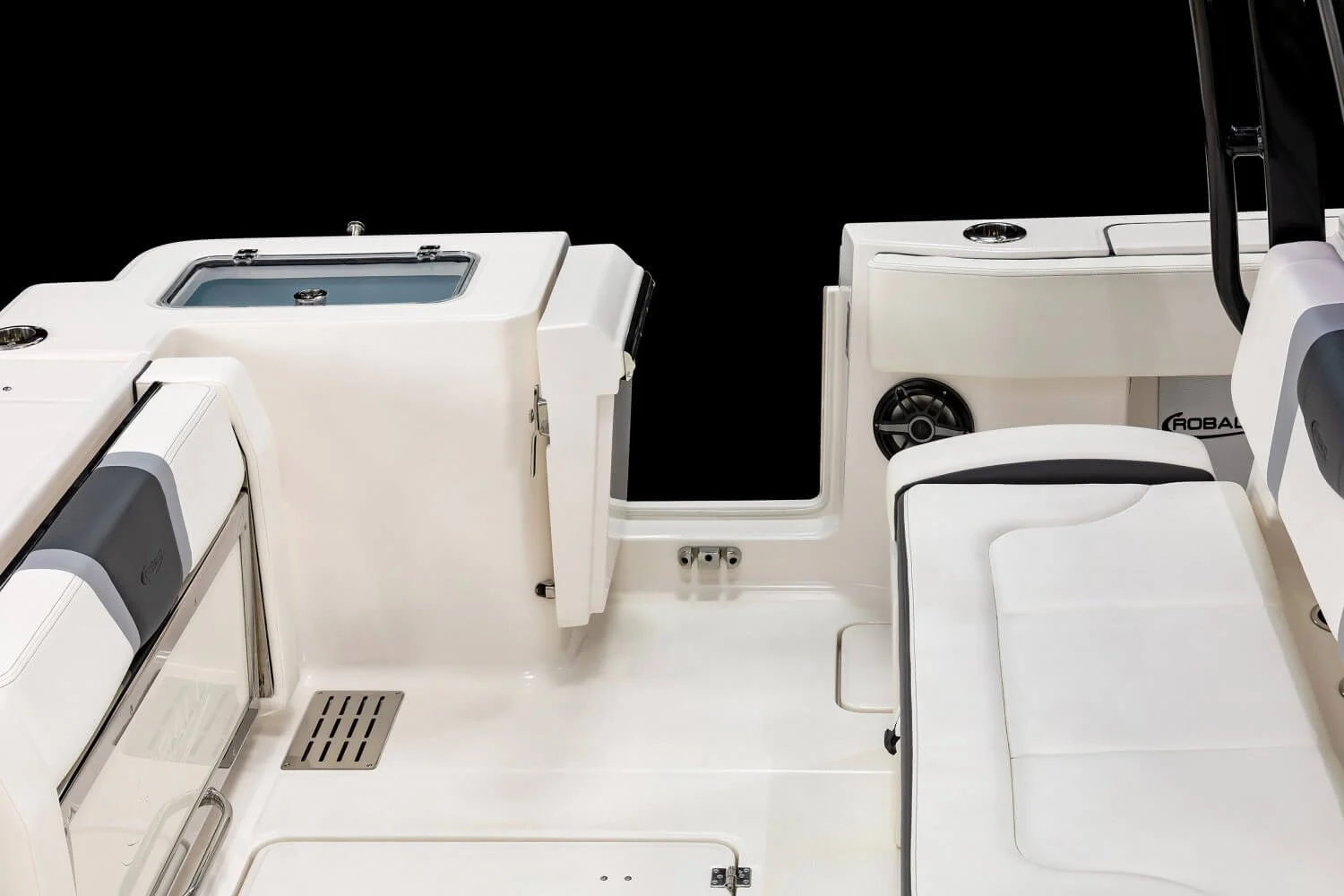 robalo-r300-center-console-side-Eentry-door