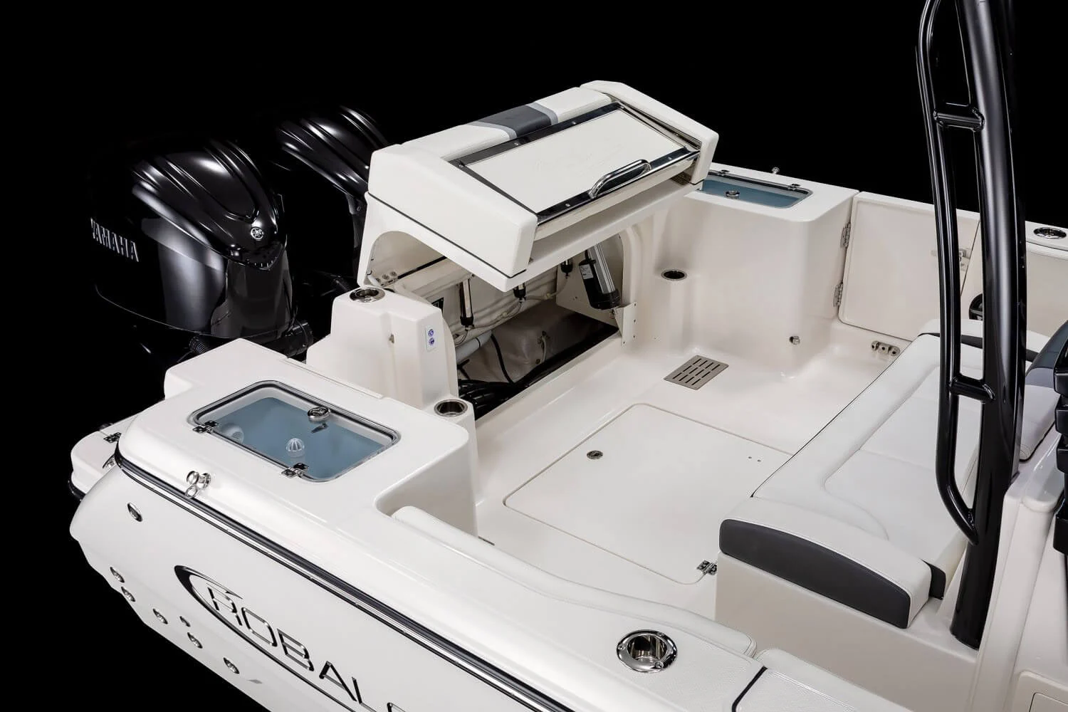 robalo-r300-center-console-transom-utility-access