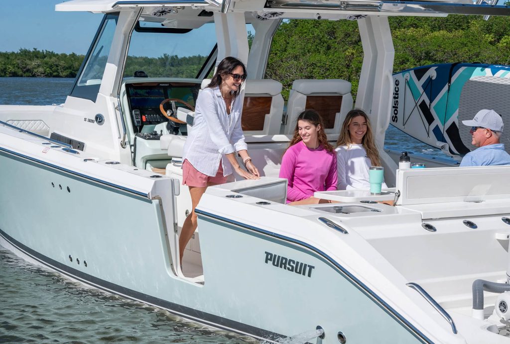 Pursuit S 328 Sport