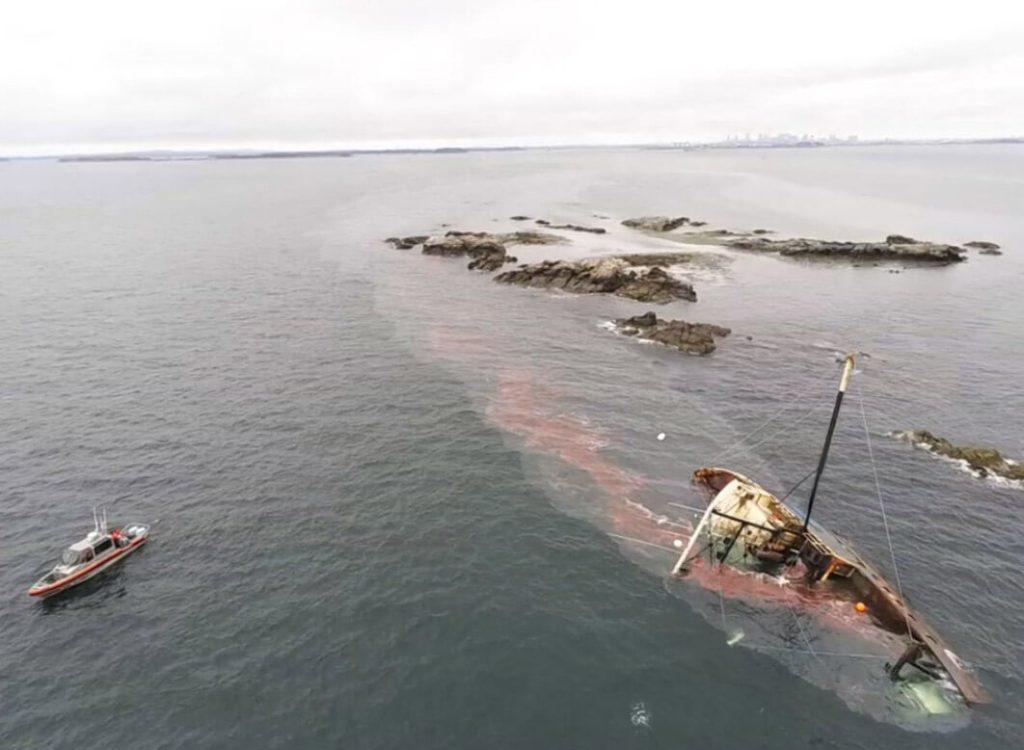 grounded-vessel-eileen-rita-with-cghelp-coast-guard-photo