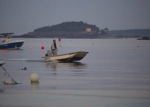 harpswell-jd-man-on-skiff-700x500