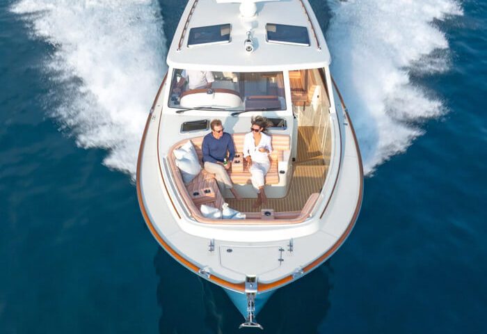 hinckley-picnic-boat-39-bow-seating