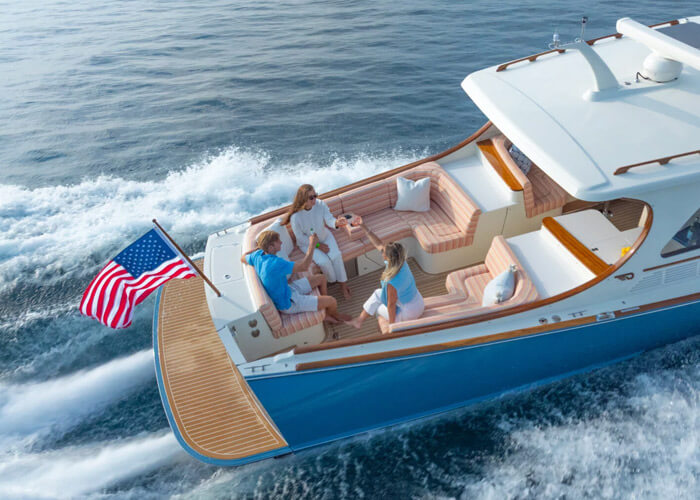 hinckley-picnic-boat-39-port-seating