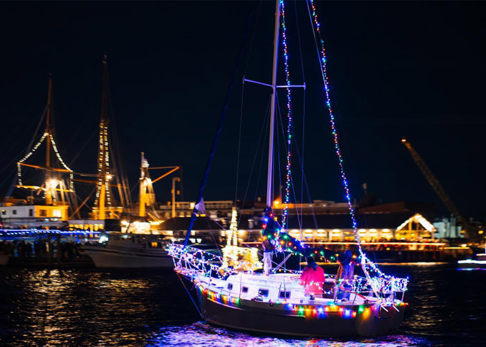 holiday-parade-newport-discover-newport-photo2