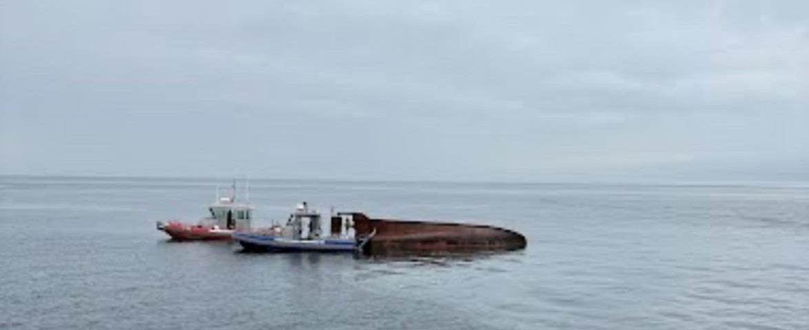 capsized-fishing-boat-photo-coast-guard