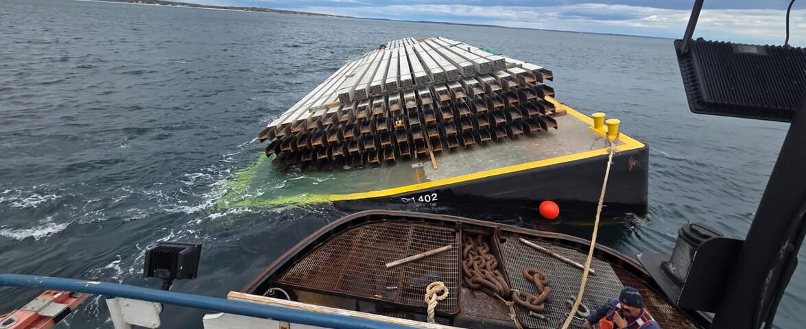 barge-refloated-uscg-photo-2